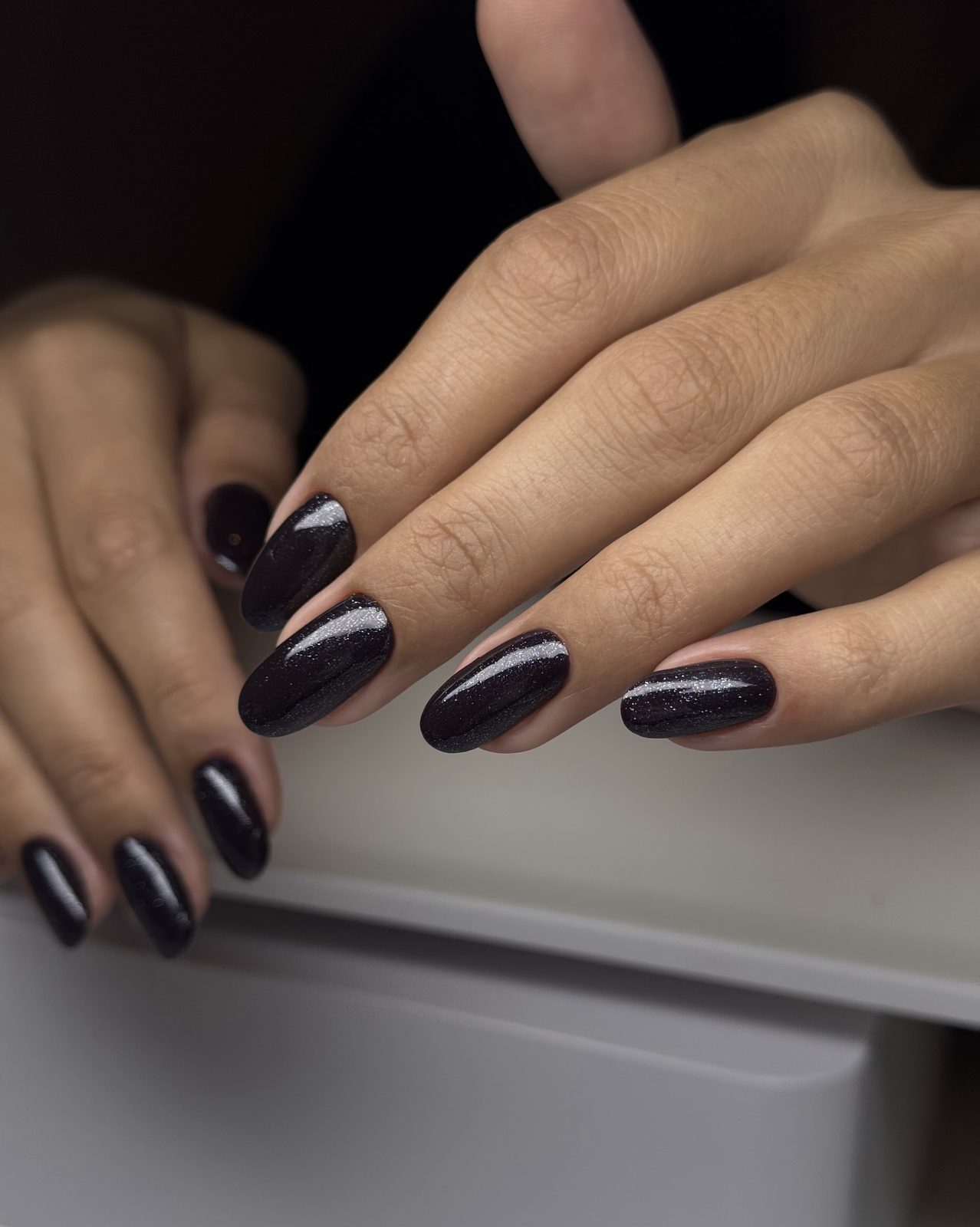 Donkere, glanzende amandelvormige gelnagels