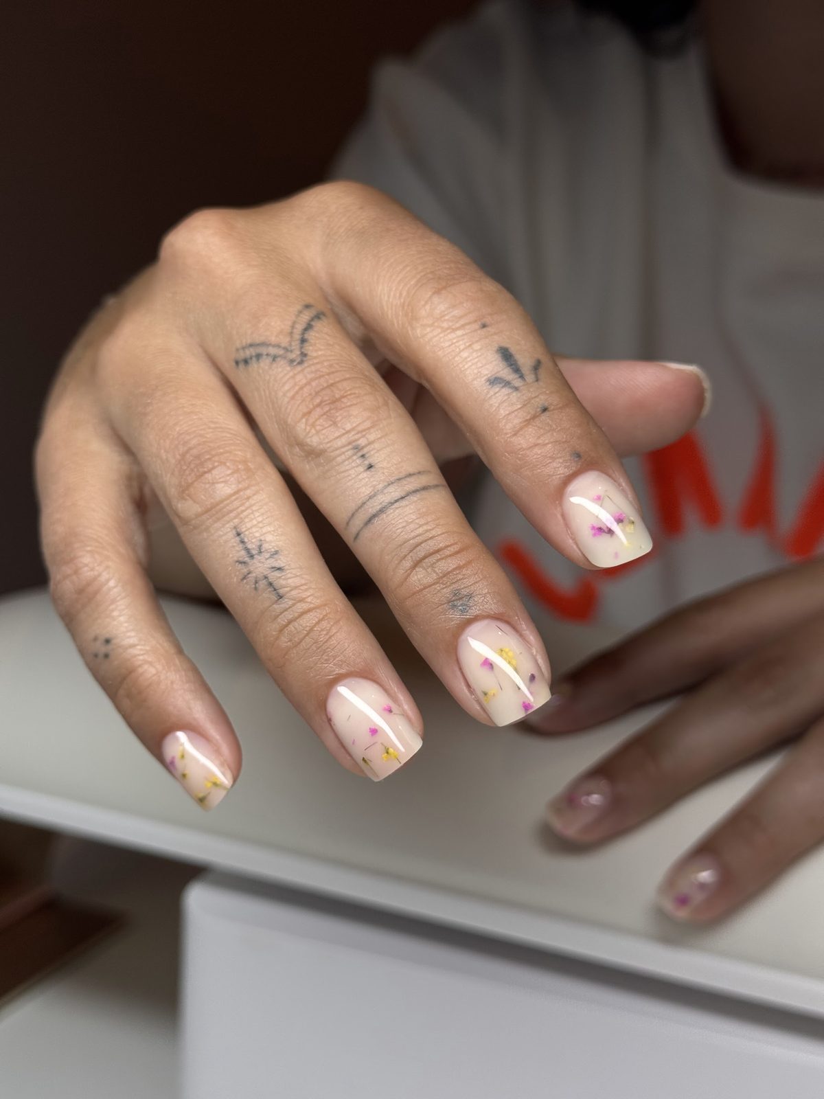 Lichte nagels met confetti nail art